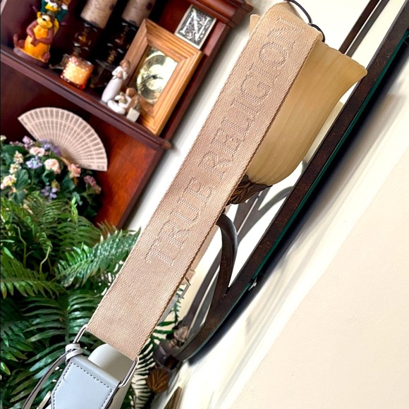 Brand New True Religion Wide Strap Crossbody Bag Metal Logo Accent Light Gray - Picture 8 of 16